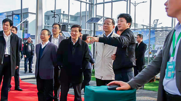 浙江省人大常委會(huì)副主任、省總工會(huì)主席史濟(jì)錫詳細(xì)詢問省農(nóng)業(yè)信息化建設(shè)情況