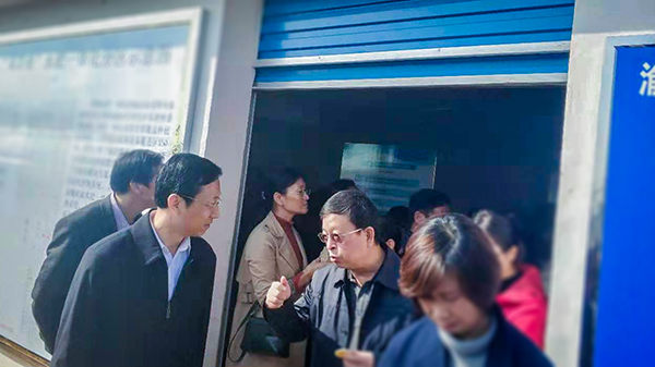 全國(guó)農(nóng)技推廣中心王福祥副主任、江西農(nóng)業(yè)農(nóng)村廳劉光華副廳長(zhǎng)就水肥一體化系統(tǒng)做深入交流
